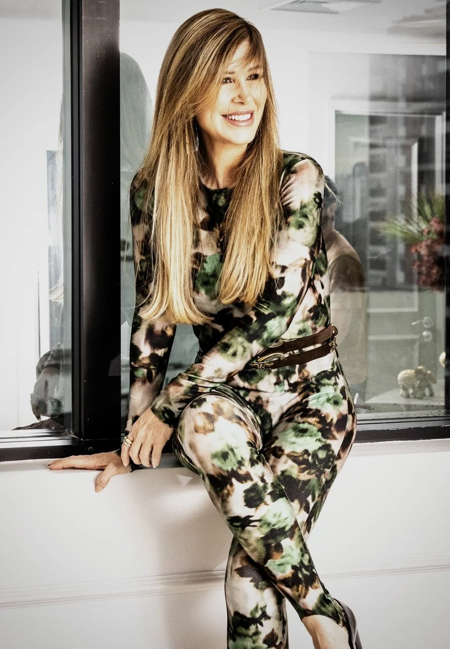 Retrato da Dra. Daniela Petri, dermatologista, em ambiente do consultório