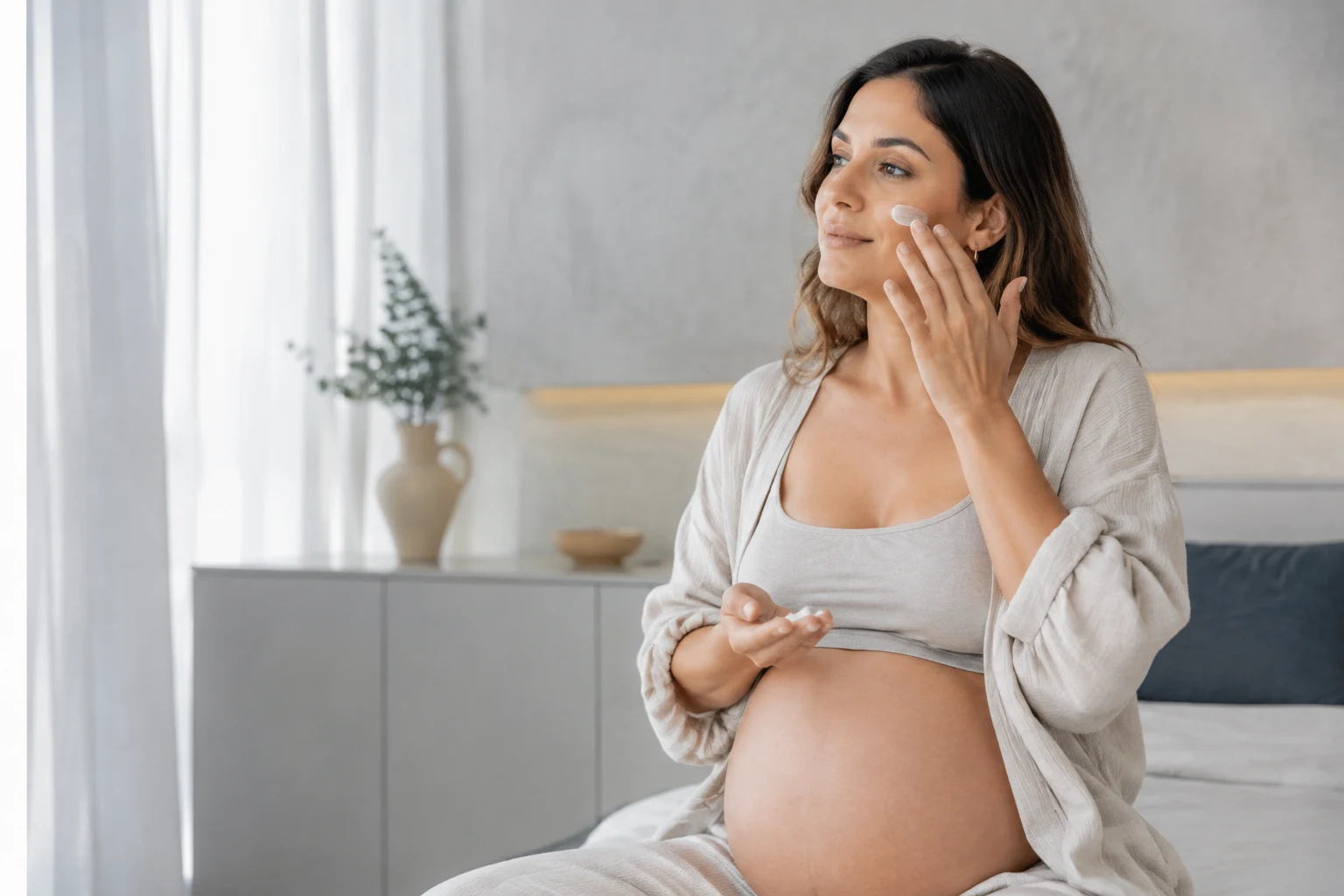 Gestante aplicando creme na barriga, cuidado com a pele na gravidez